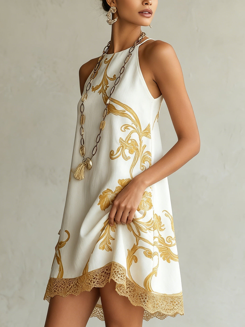 Heloisa| Vestido mini de encaje blanco con motivos dorados