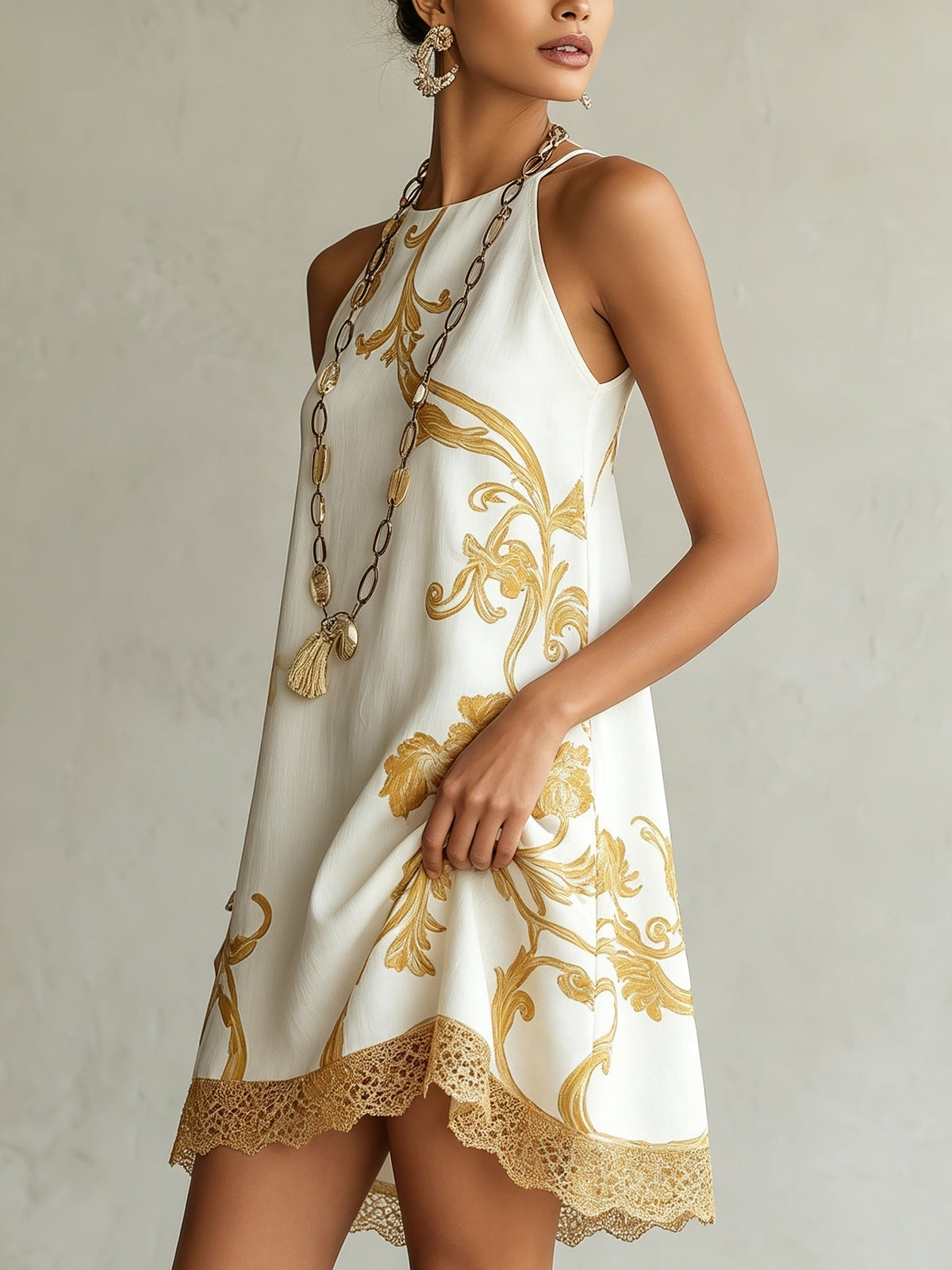 Heloisa| Vestido mini de encaje blanco con motivos dorados