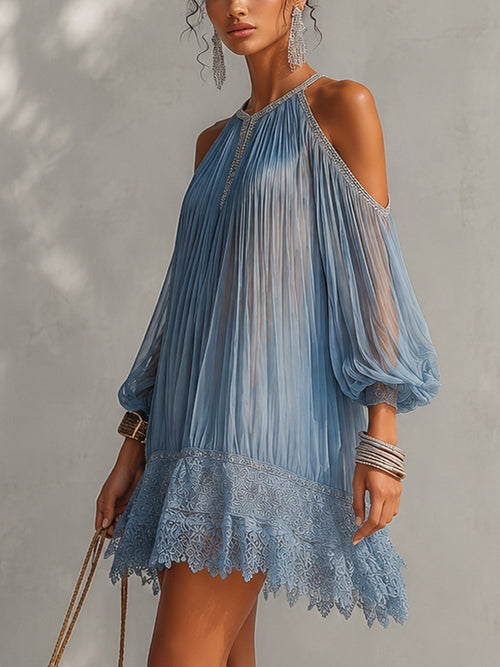 Céleste | Minivestido azul con hombros al aire, fruncido y con dobladillo de encaje