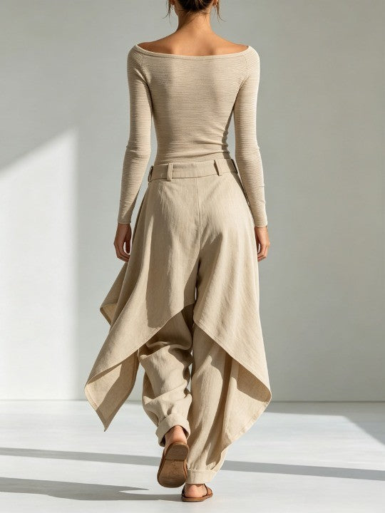Éveline | Conjunto con top beige de cuello barco y unos pantalones anchos con volantes