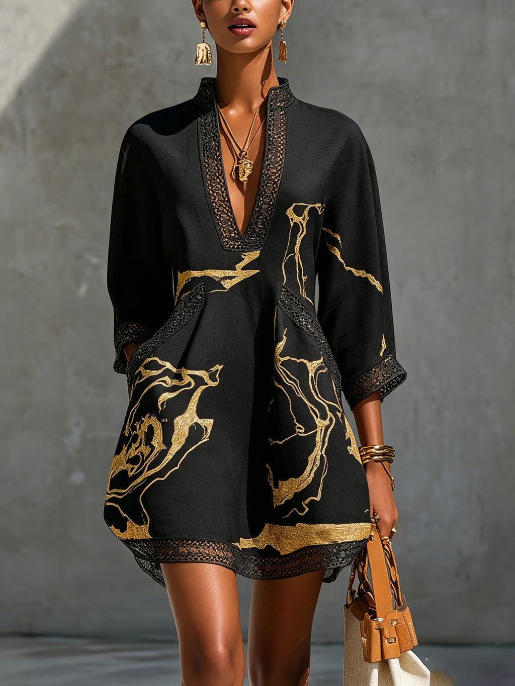 Renata - Vestido corto de encaje con estampado dorado y escote en V profundo