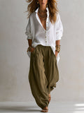 Capucine | Camisa blanca holgada y pantalones Lantern verde oliva
