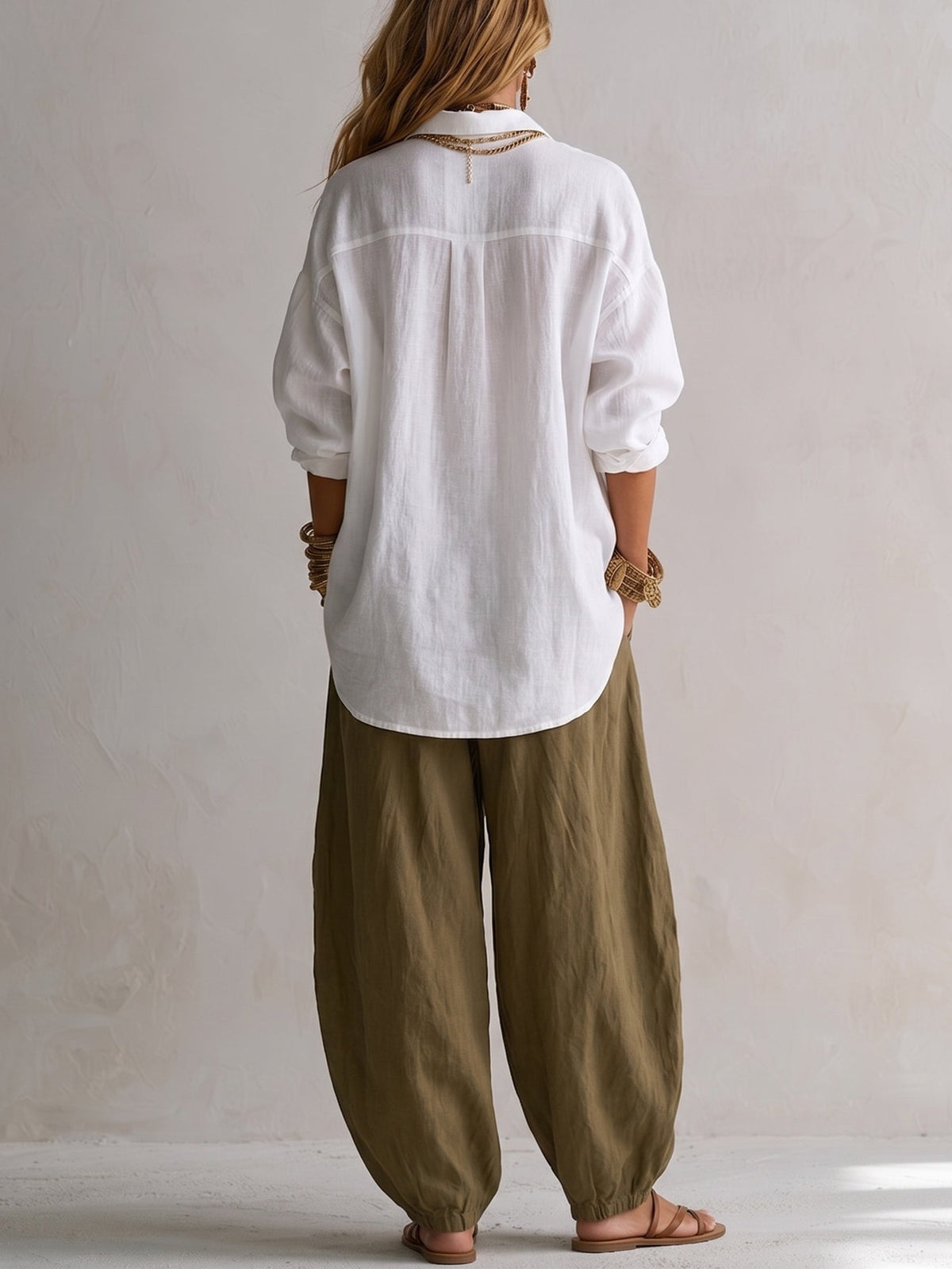 Capucine | Camisa blanca holgada y pantalones Lantern verde oliva