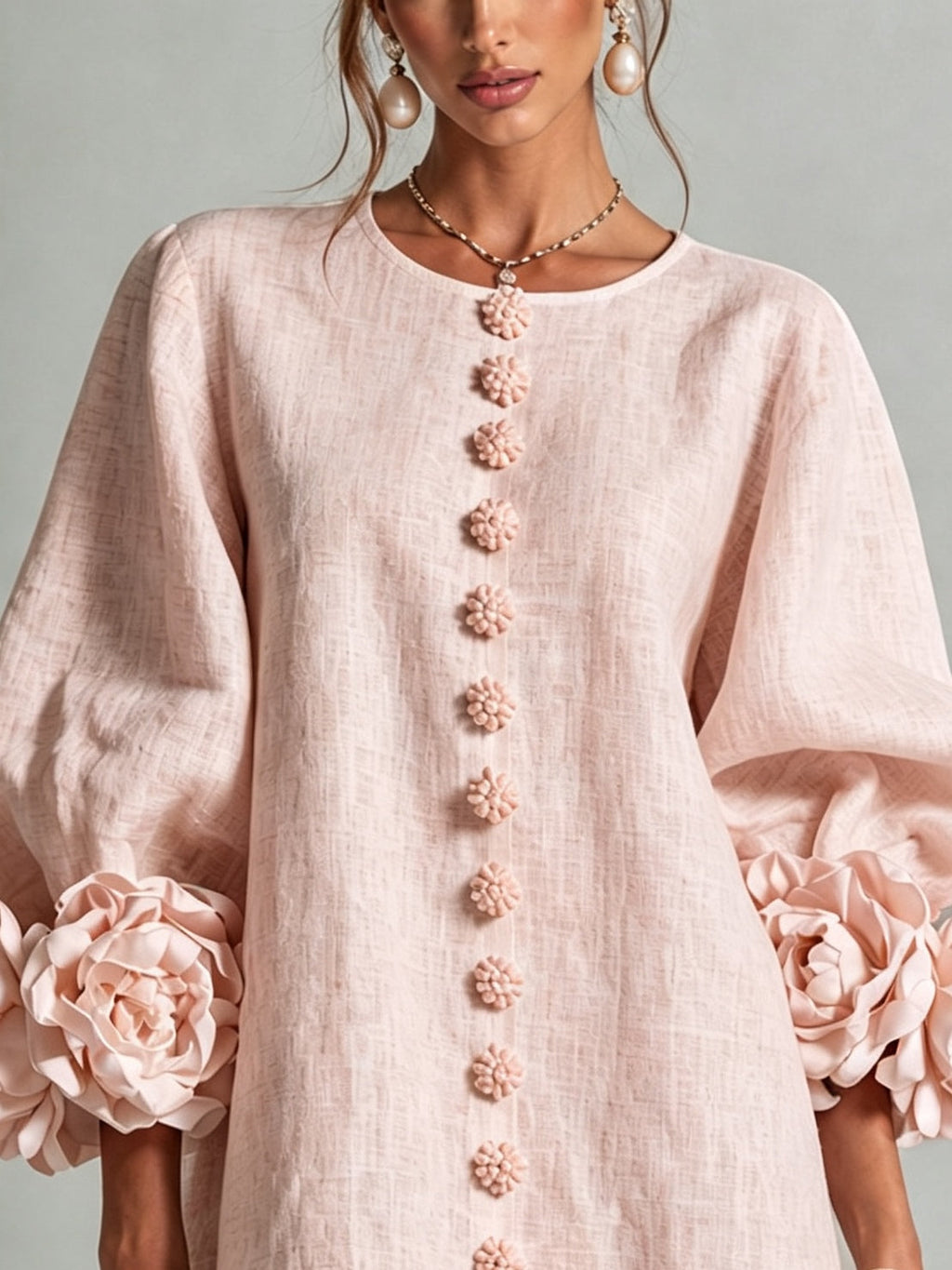 Vestido mini rosa con estampado floral y botones, con unas mangas florales sorprendentes