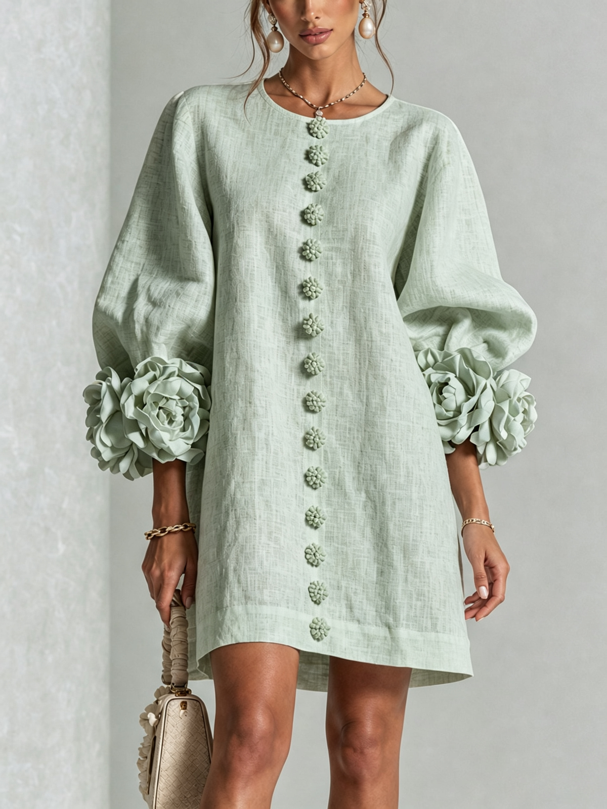 Vestido mini blanco con botones con motivos florales y mangas con motivos florales extravagantes