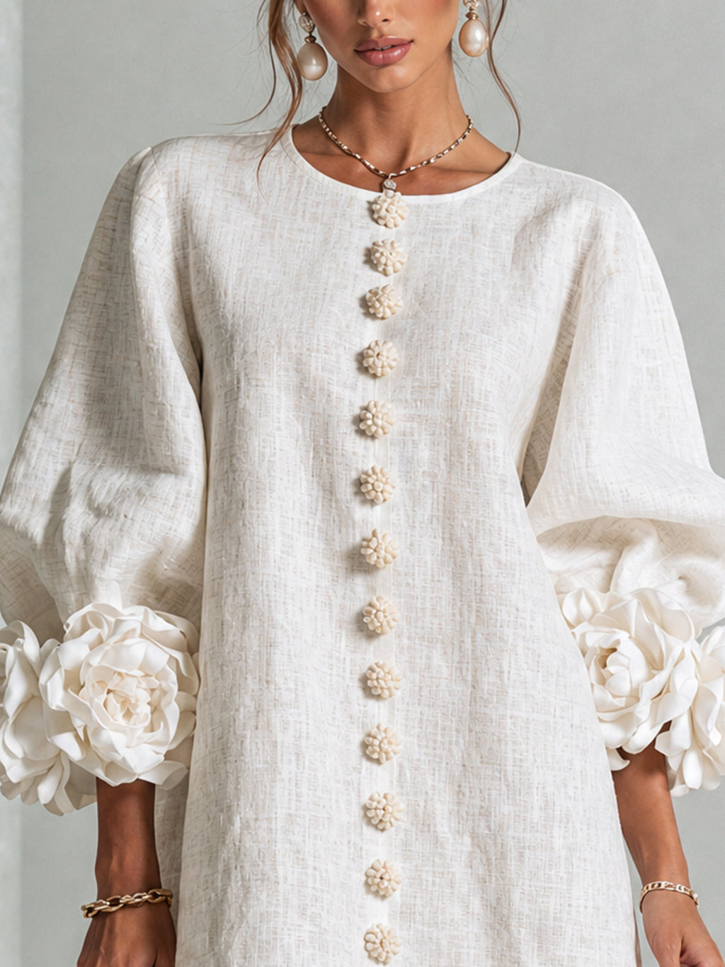Vestido mini blanco con botones con motivos florales y mangas con motivos florales extravagantes