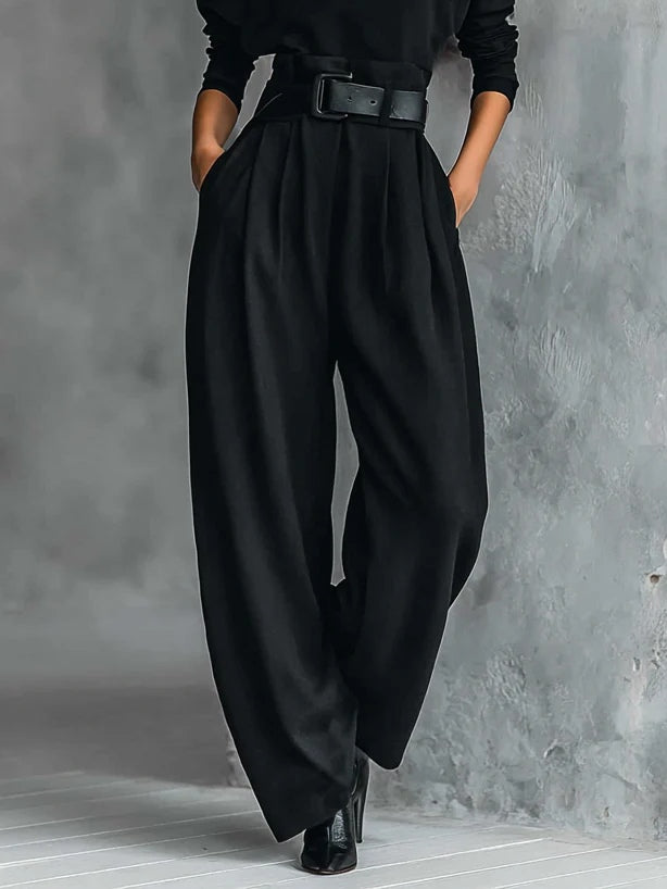 Noelia | Conjunto de top negro con cuello vuelto y pantalón recto